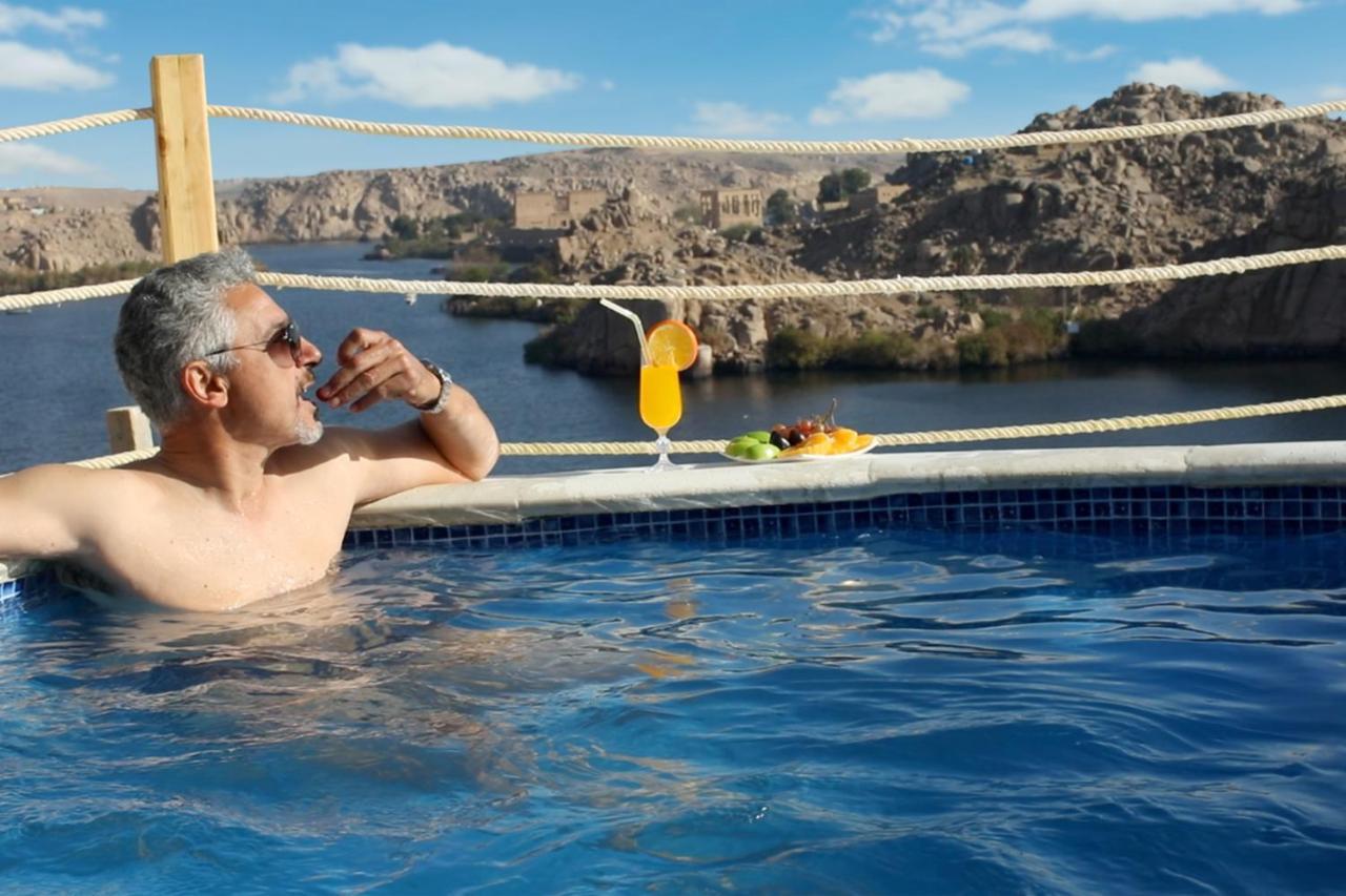 Benben By Dhara Hotels - Adults Only Aswan Buitenkant foto A man relaxing in a swimming pool