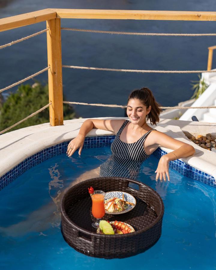 Benben By Dhara Hotels - Adults Only Aswan Buitenkant foto A woman in a swimming pool