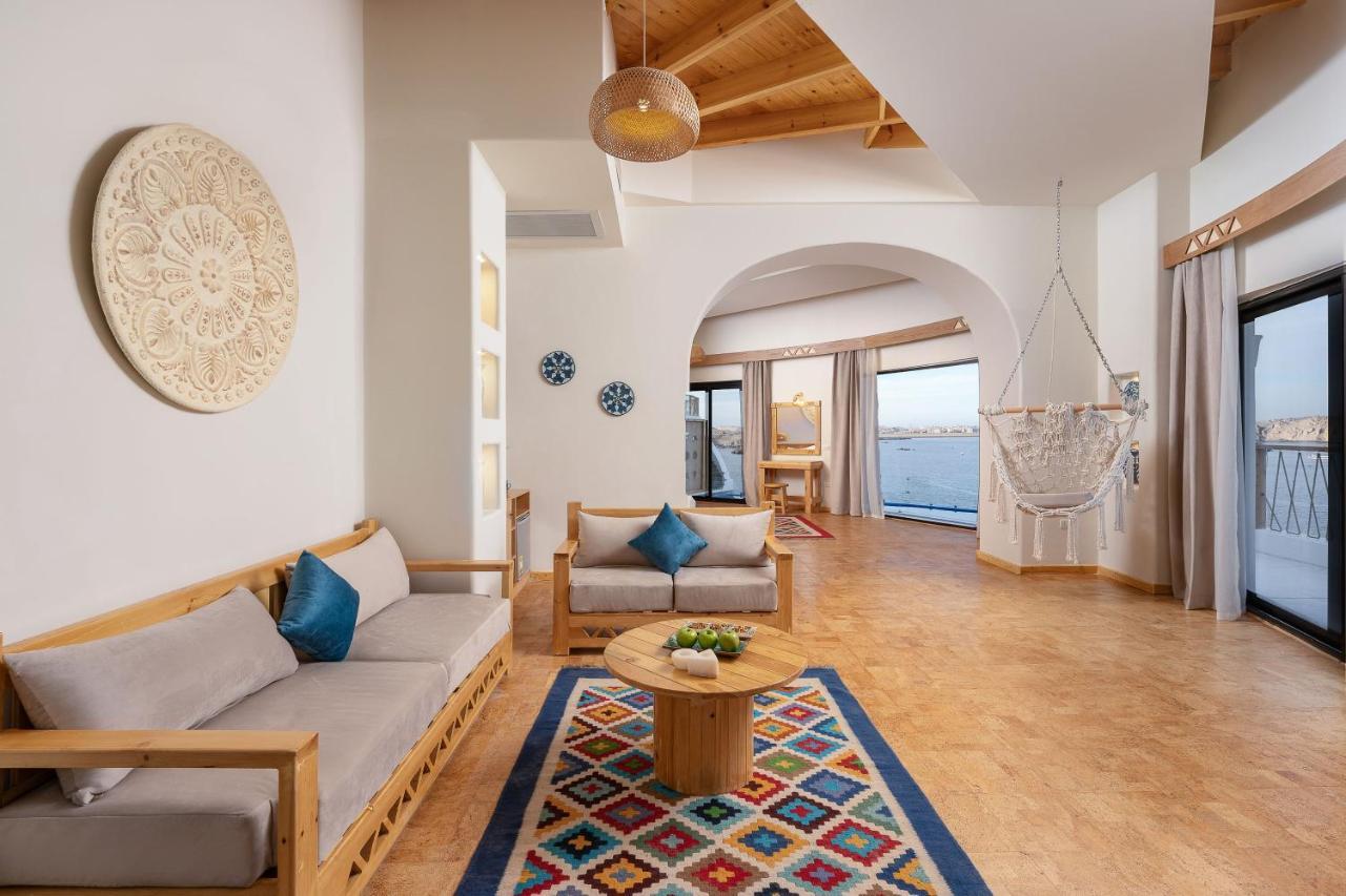 Benben By Dhara Hotels - Adults Only Aswan Buitenkant foto The interior of a suite at the resort